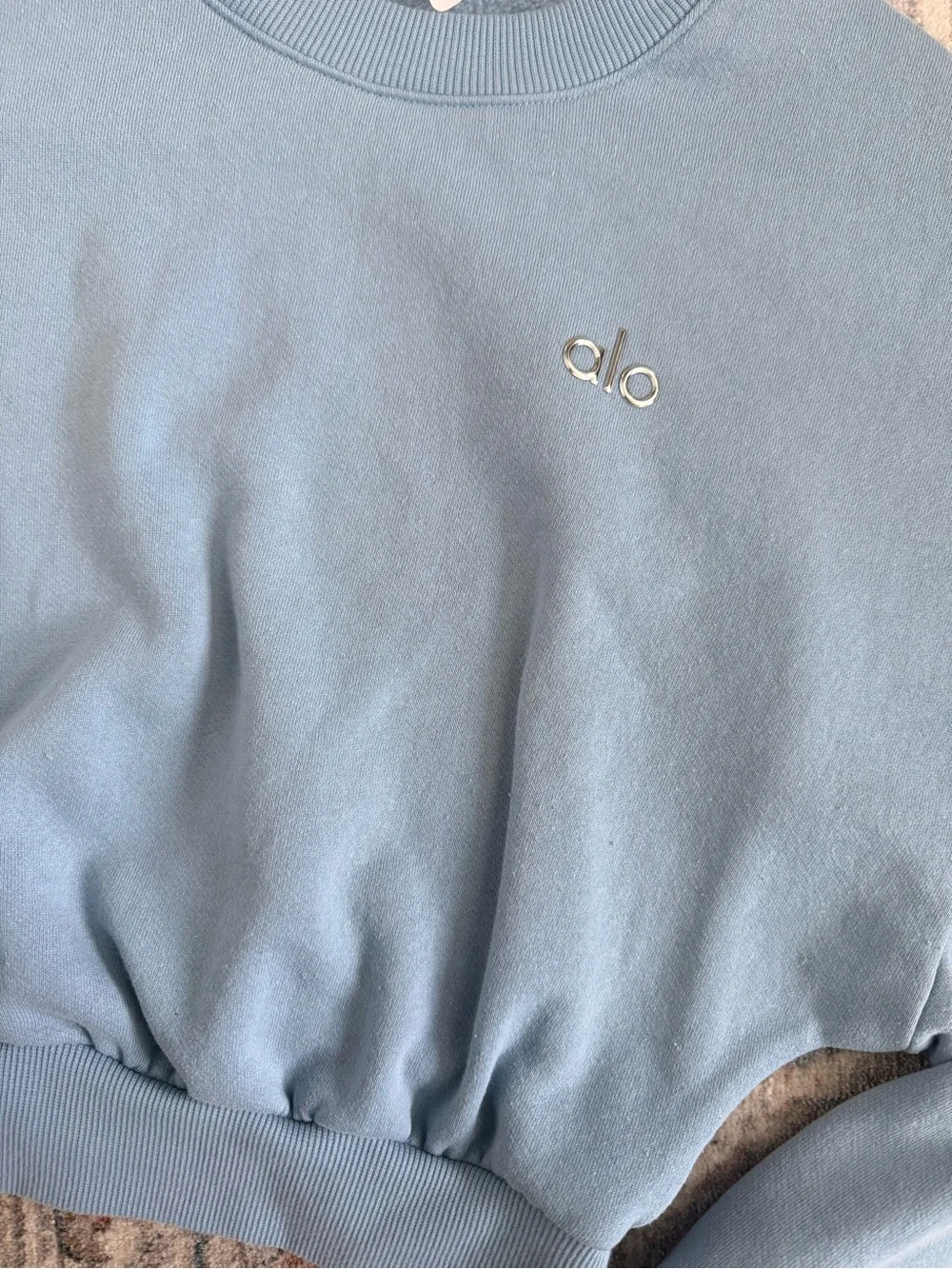 ALO Yoga Women's Sky Blue Cropped Crewneck Sweatshirt